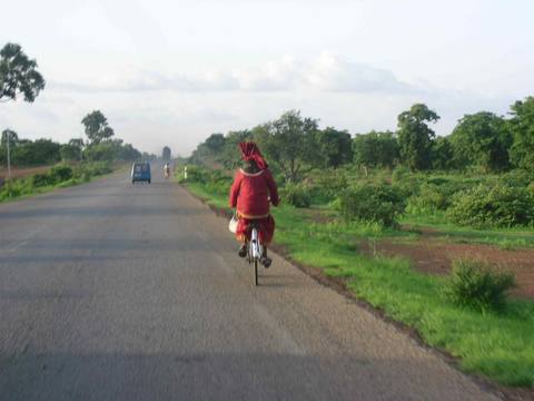 Frau auf fahrrad im süden von ouagadougou